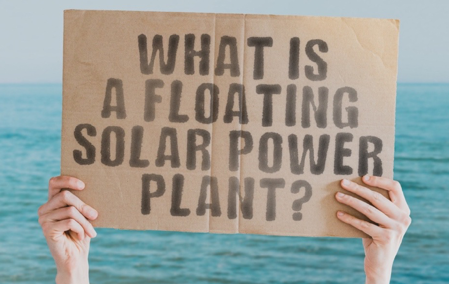 Two hand holding a poster with the phrase: What is a floating solar power plant?