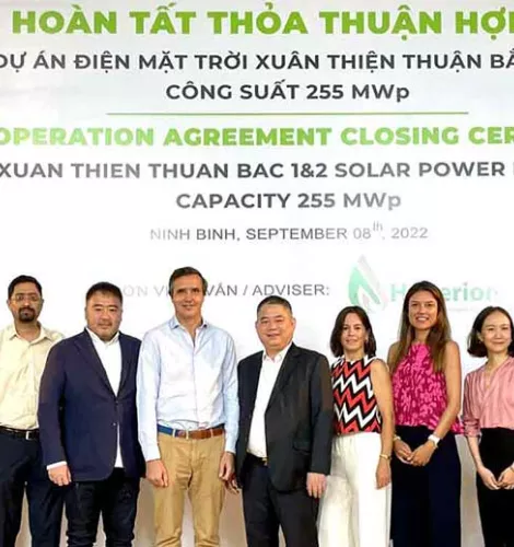 A group photo featuring executives from Xuan Thien Group and EDPR Sunseap, including Frank Phuan, EDPR Sunseap Co-Founder and Business CEO; Pablo Peña-Rich, EDPR Sunseap, Head of Investment Analysis and M&A; and Nguyen Van Thien, Chairman of Xuan Thien Group