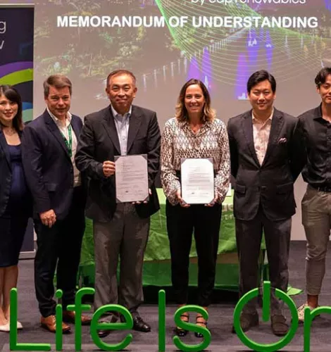 photo featuring Schneider Electric’s Cluster President for Singapore, Malaysia, and Brunei, Mr Yoon Young Kim (6th from left) and next to him is EDPR Sunseap’s Executive Vice President for Client Solutions & Asset Operations (APAC) Ms Filipa Ricciardi